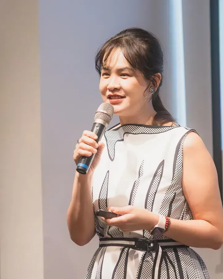 CP 在新書分享會拿麥克風講話
