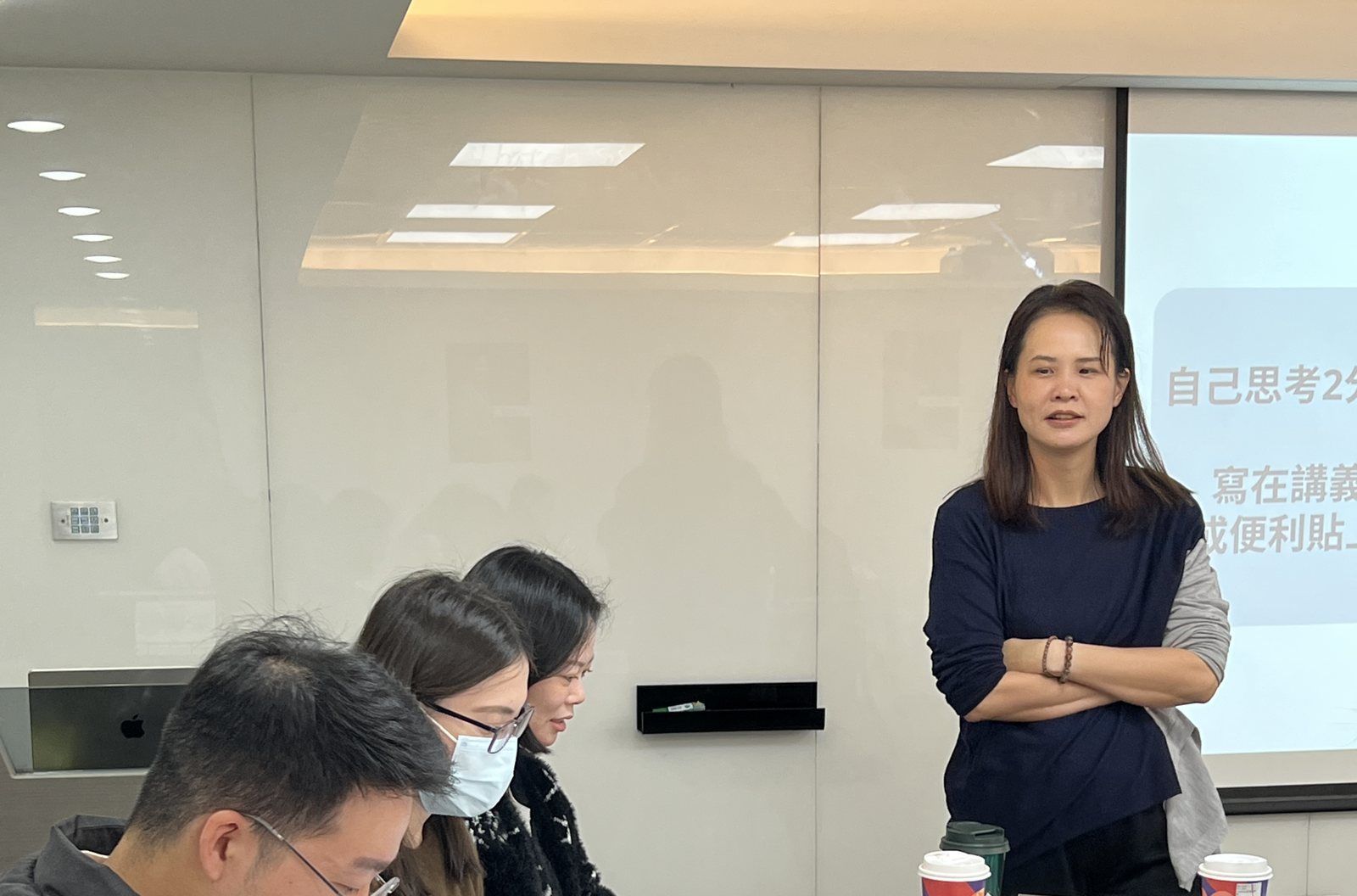 CP 站在教室前,聽學員討論