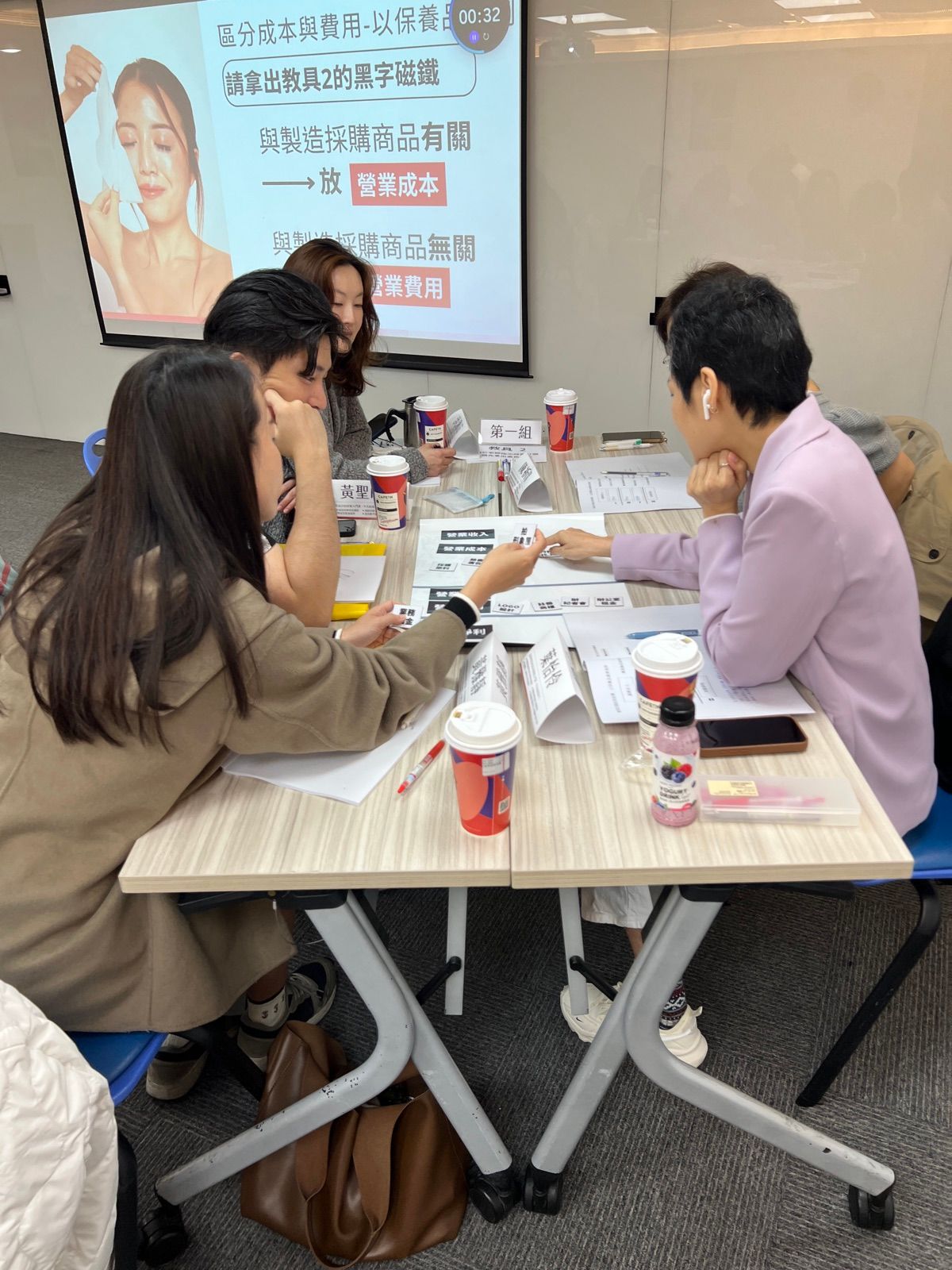 學員圍桌討論、寫筆記