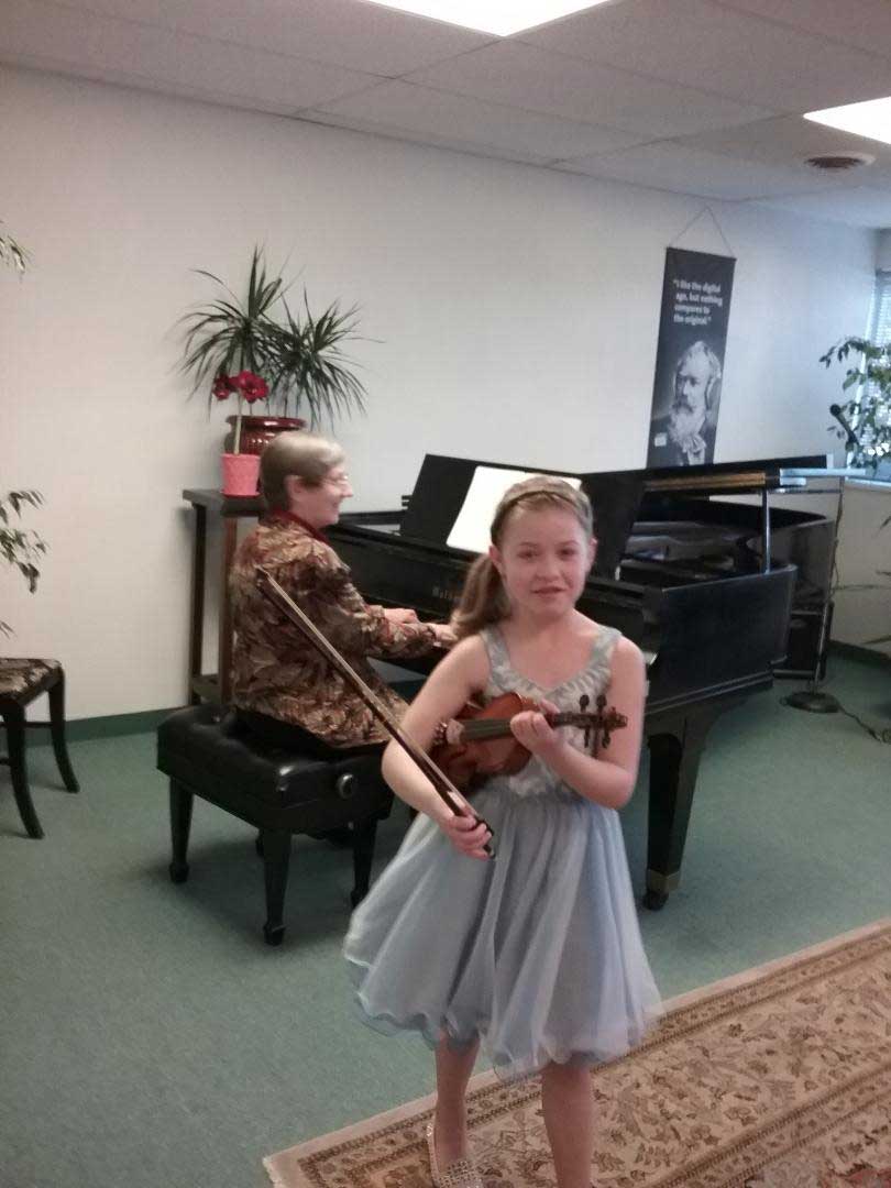 Little girl playing violin — Aurora, CO — Calliope Music Studios