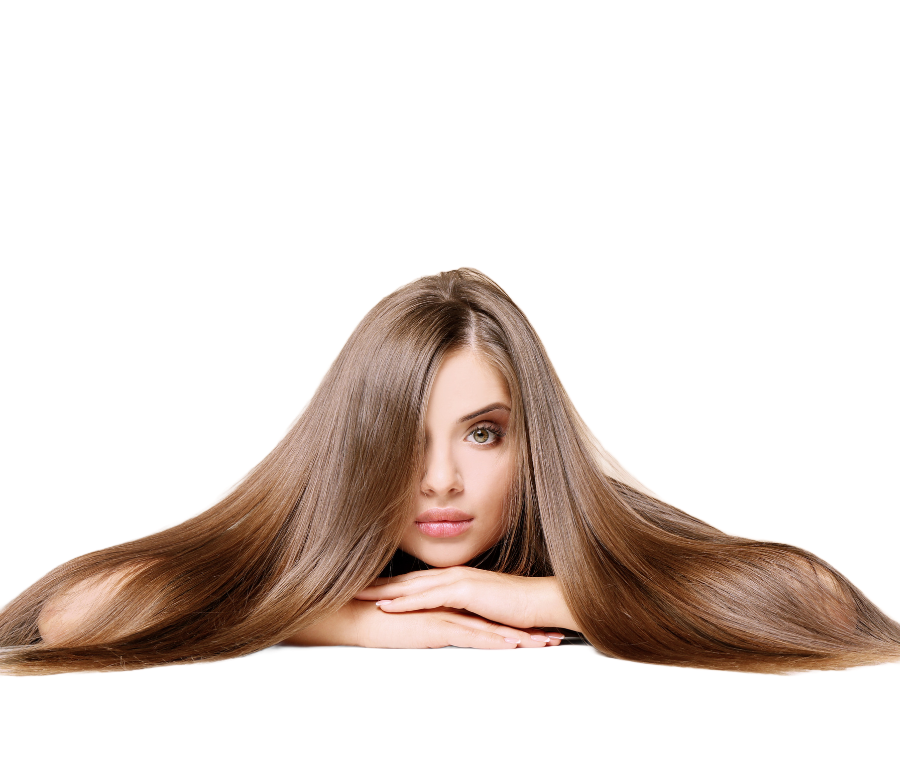 Vrouw met lang, steil bruin haar, die haar armen op een witte ondergrond laat rusten en de kijker aankijkt.