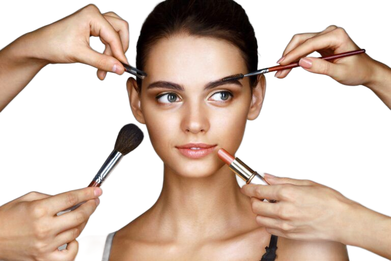 Vrouw krijgt make-up aangebracht met meerdere kwasten.