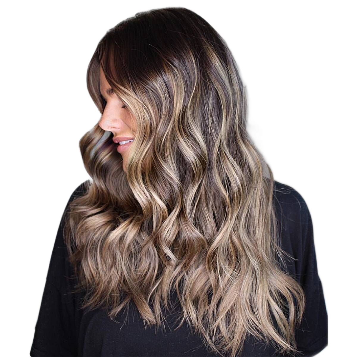 Vrouw met lang, golvend haar in bruin- en blondtinten, gekleed in een donkere top.