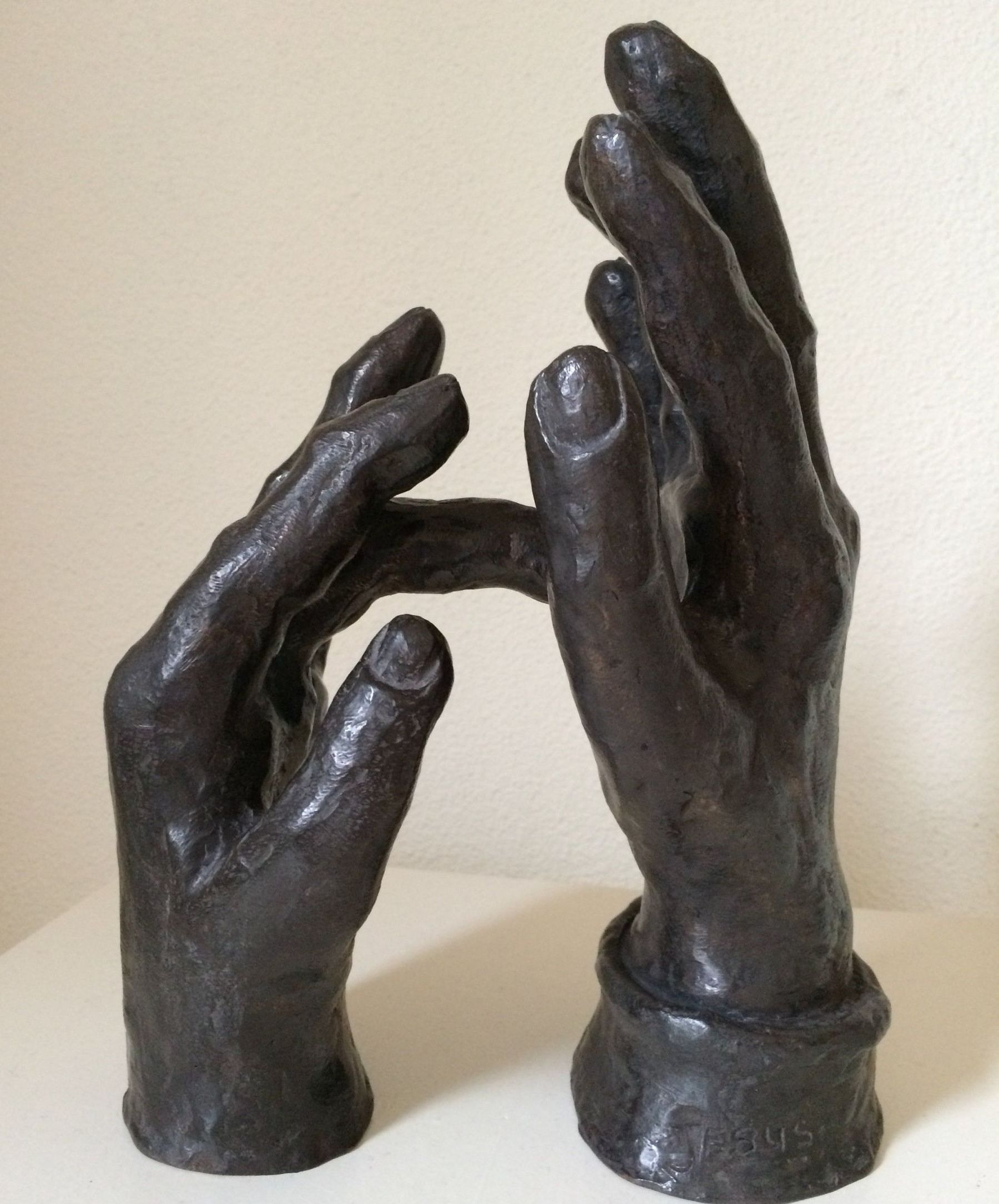bronzen handen Jesus gebarentaal Elisabeth Baron