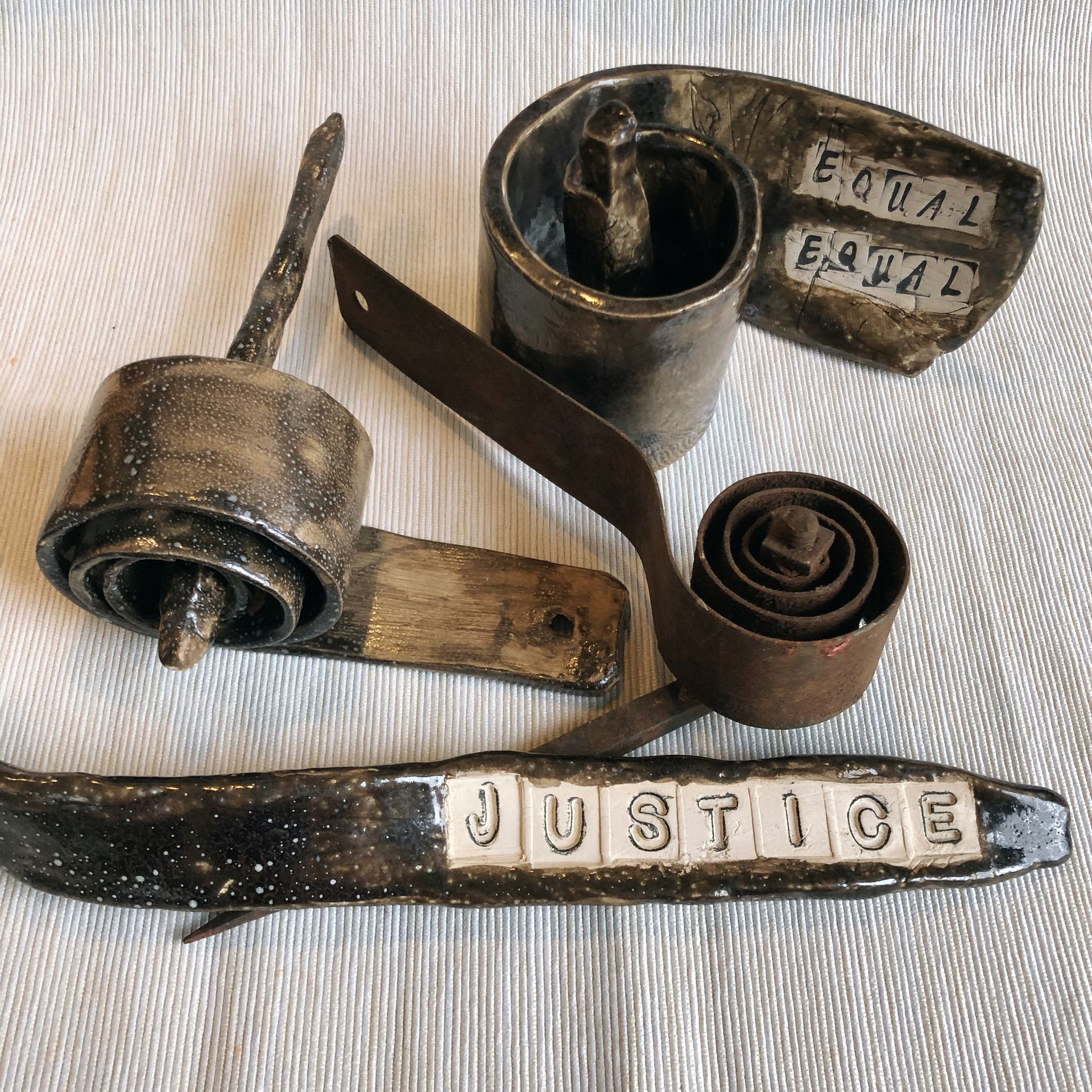 keramiekkunst Justice & Equal door Elisabeth Baron