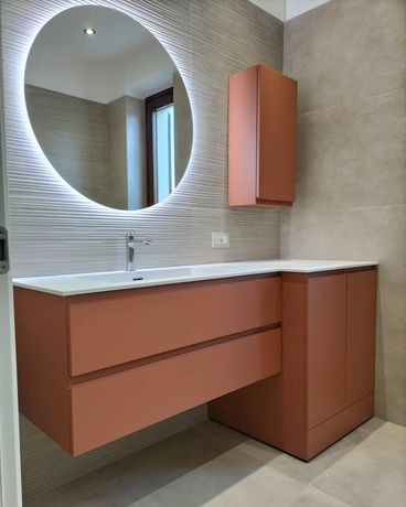 Bagno con rivestimenti in ceramica
