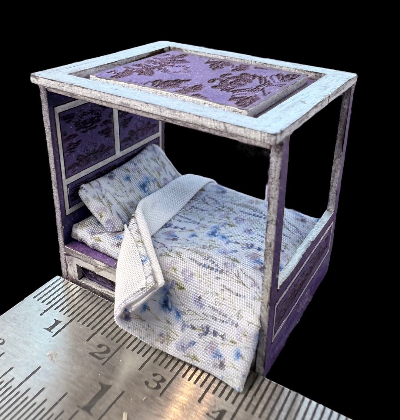 Decorative QUEEN/MEDIUM Four Poster Bed 1/48 Scale