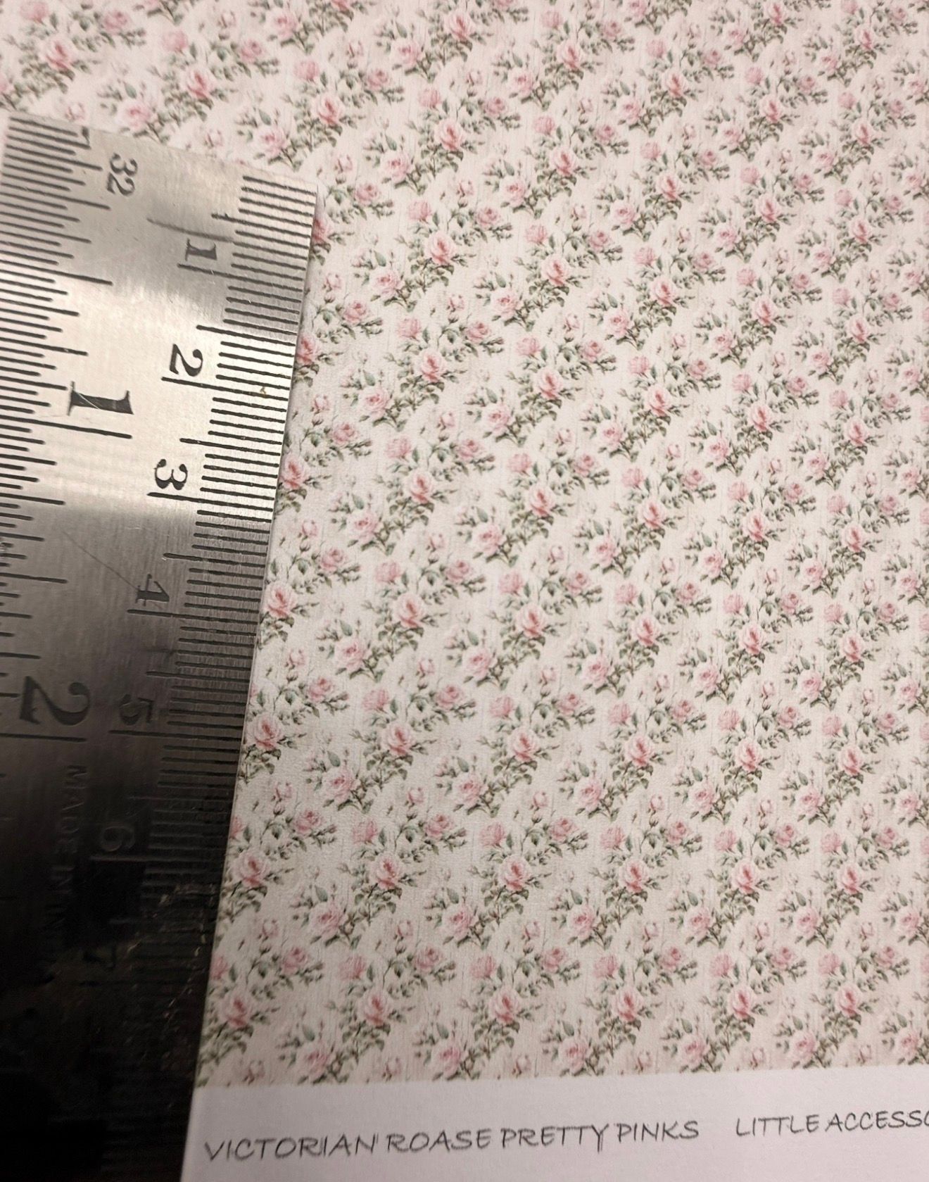 Wallpaper/fabric.Victorian roses pretty pink 1/48 scale