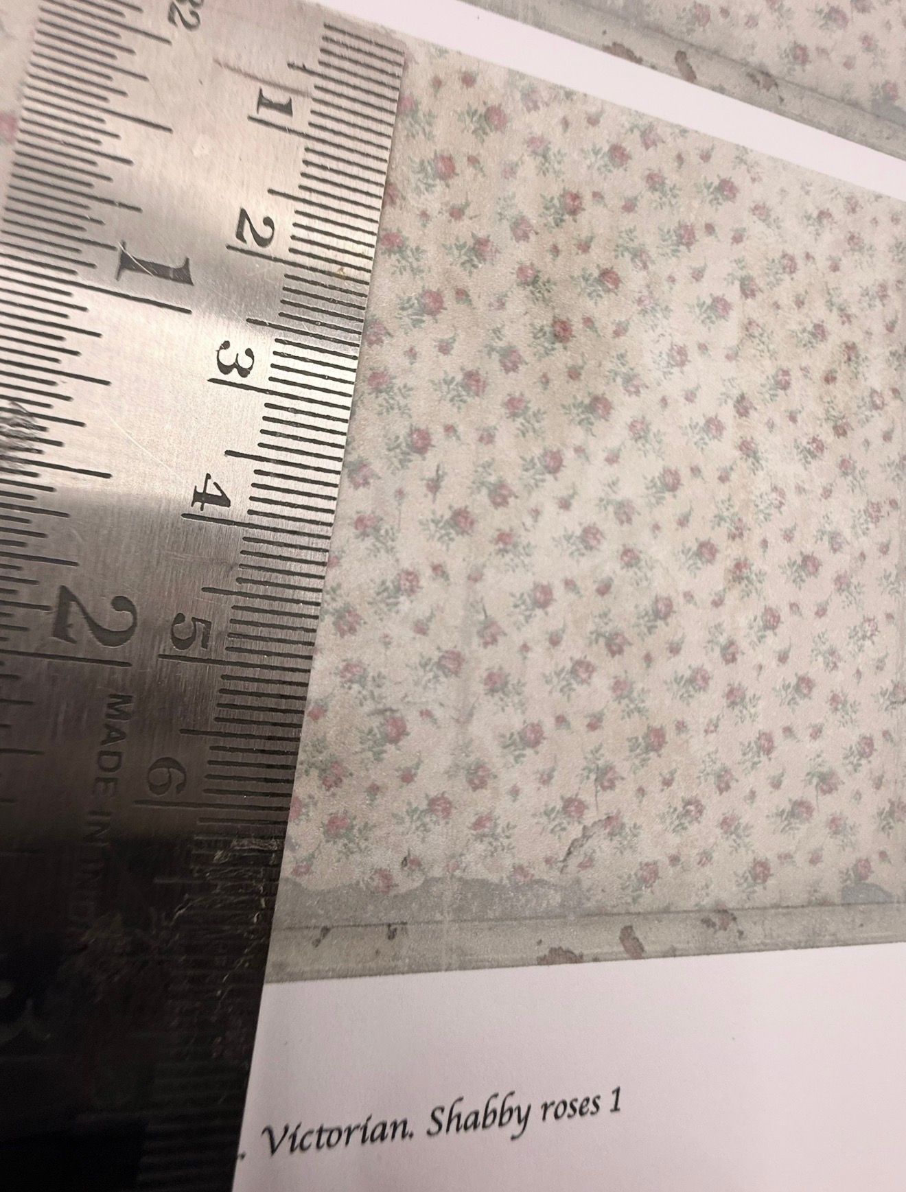 Wallpaper/fabric/carpet.Victorian shabby roses 1 - 1/48 scale