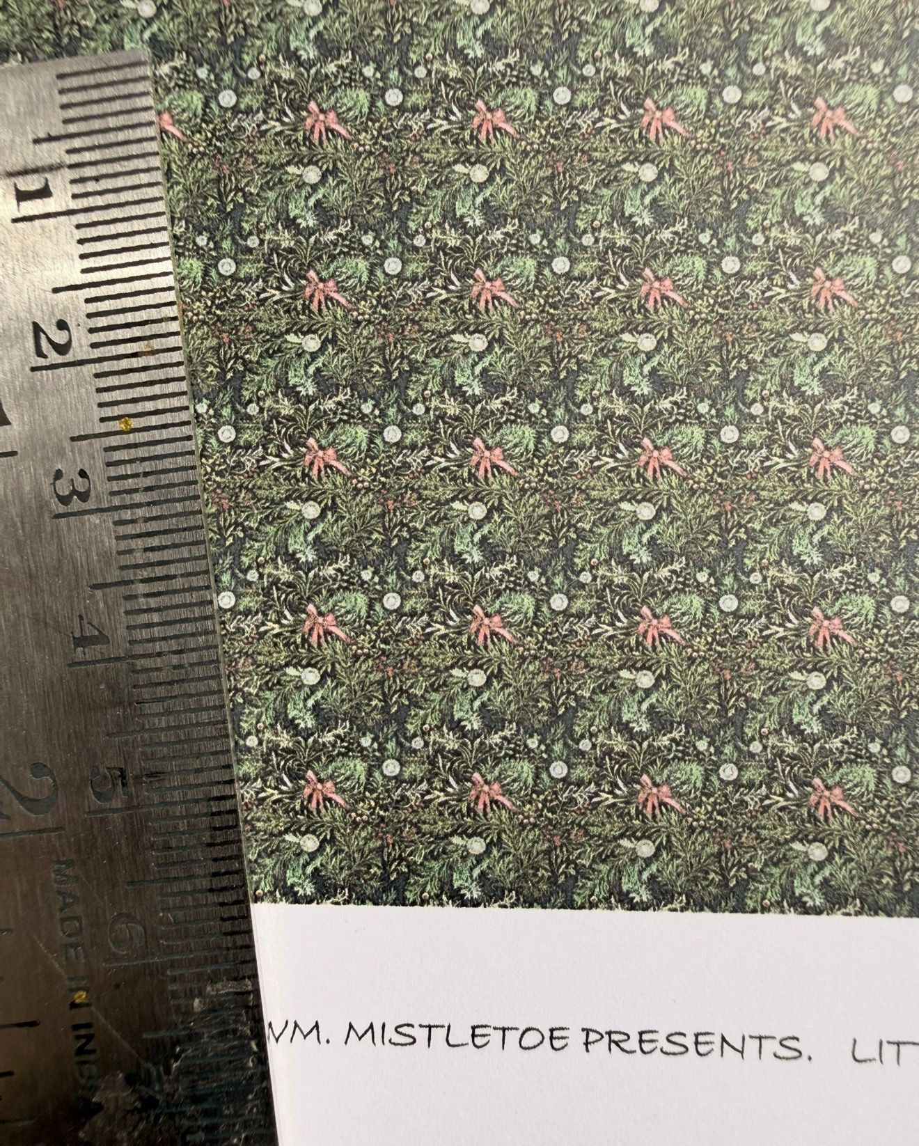 Wallpaper/fabric/carpet. WM mistletoe presents. 1/48 scale