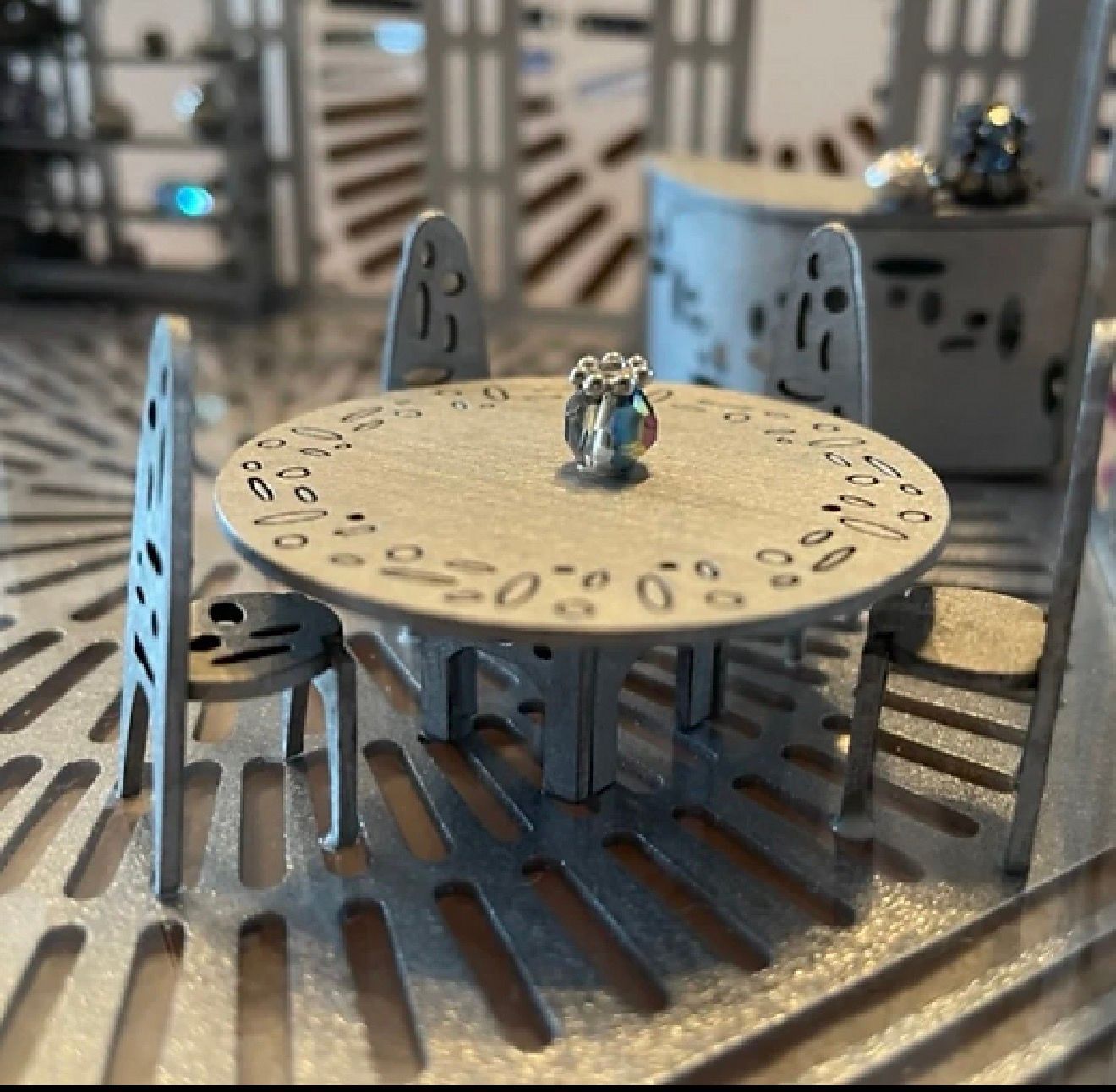 FINAL FRONTIER ROUND TABLE & 4 CHAIRS 1/48 scale KIT