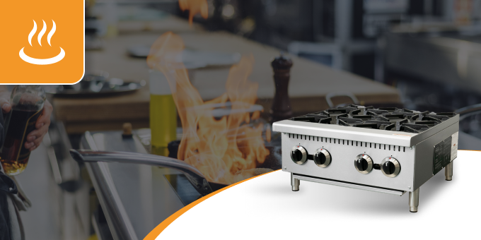 Un horno de estufa está sobre una mesa en una cocina.