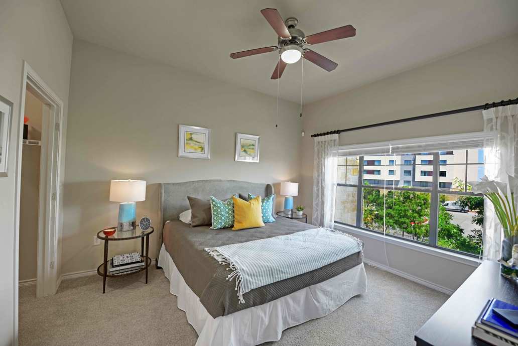 Avanti Bedroom Photo With Large Window