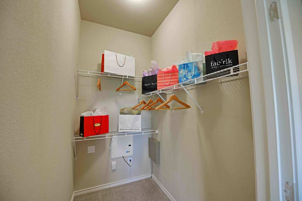 Avanti Walk-in Closet Photo