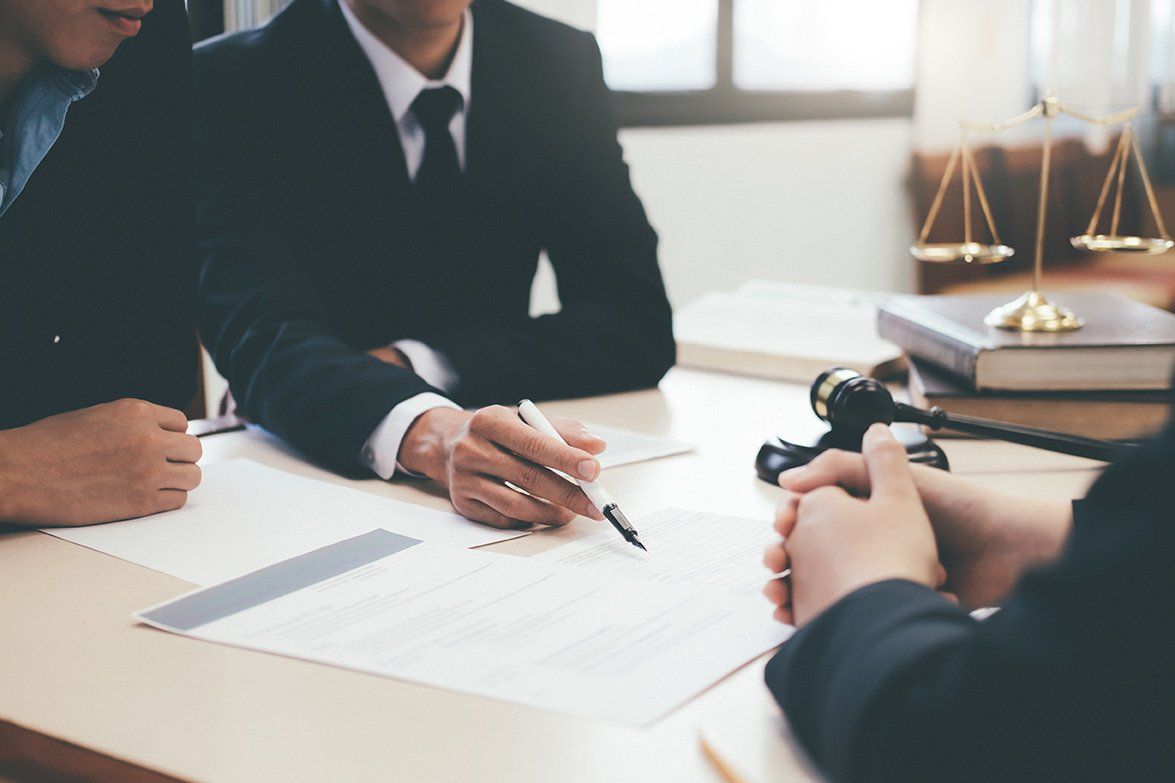 Un cliente che riceve la consulenza di un avvocato