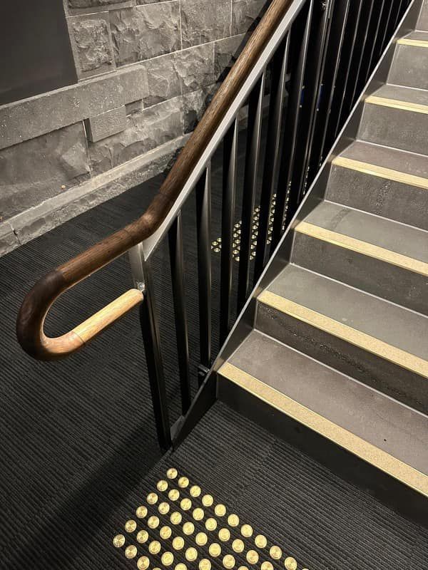 A close up of a railing on a set of stairs.