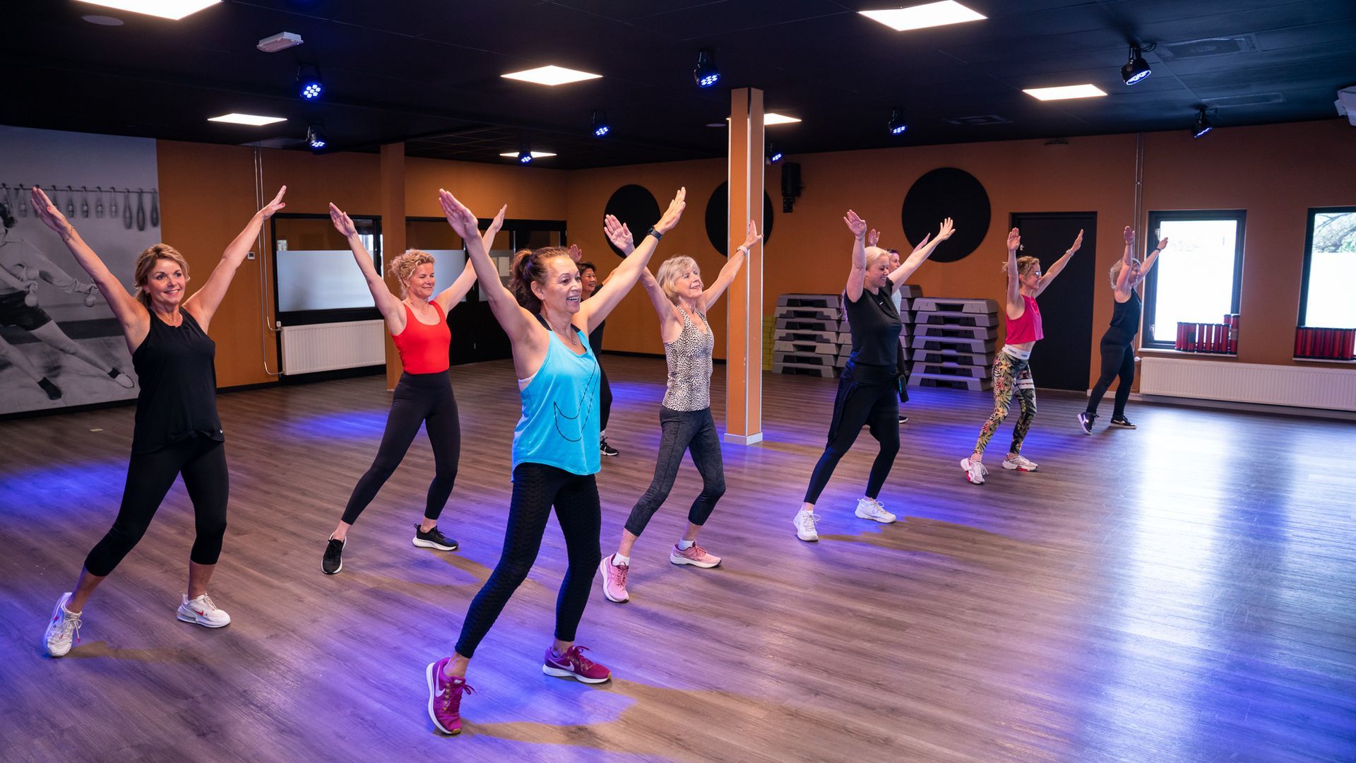 Een groep mensen danst in een dansstudio.
