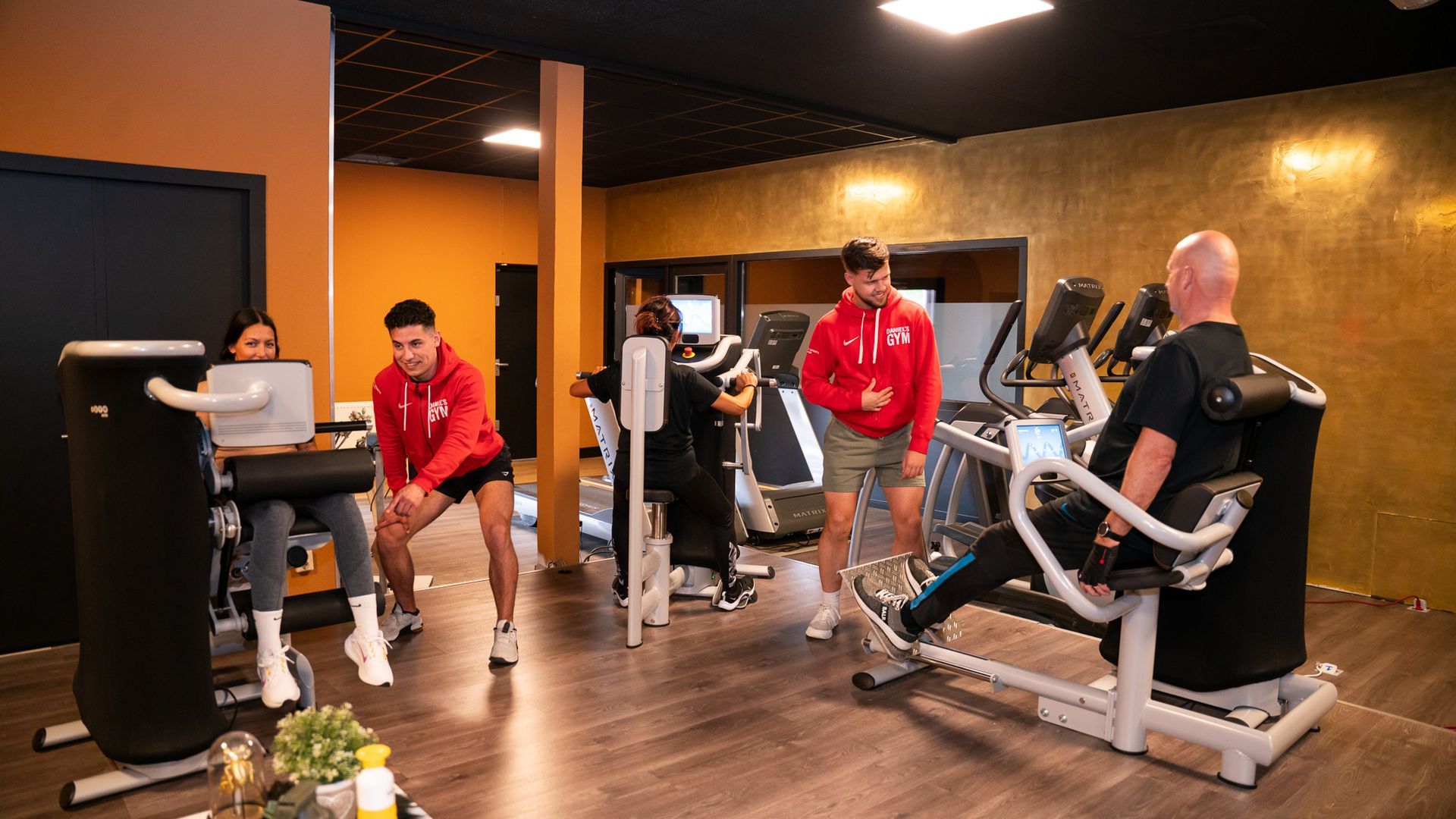 Een groep mensen is aan het trainen in een sportschool.