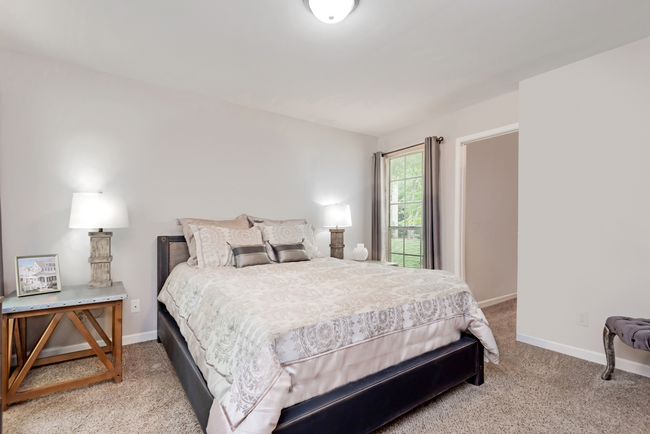Steeplechase Apartments large bedroom in Knoxville, Tennessee