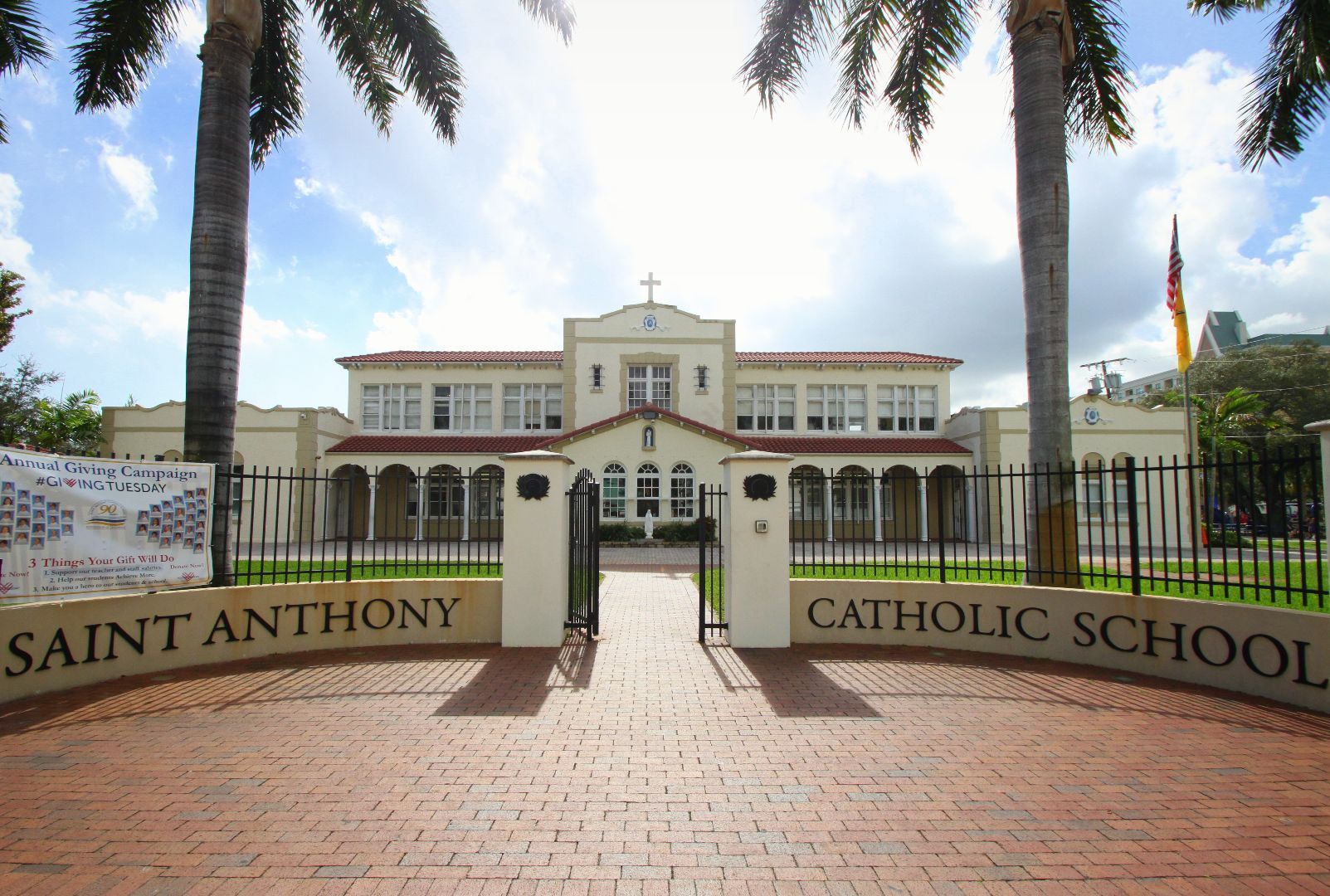the entrance to the saint anthony catholic school