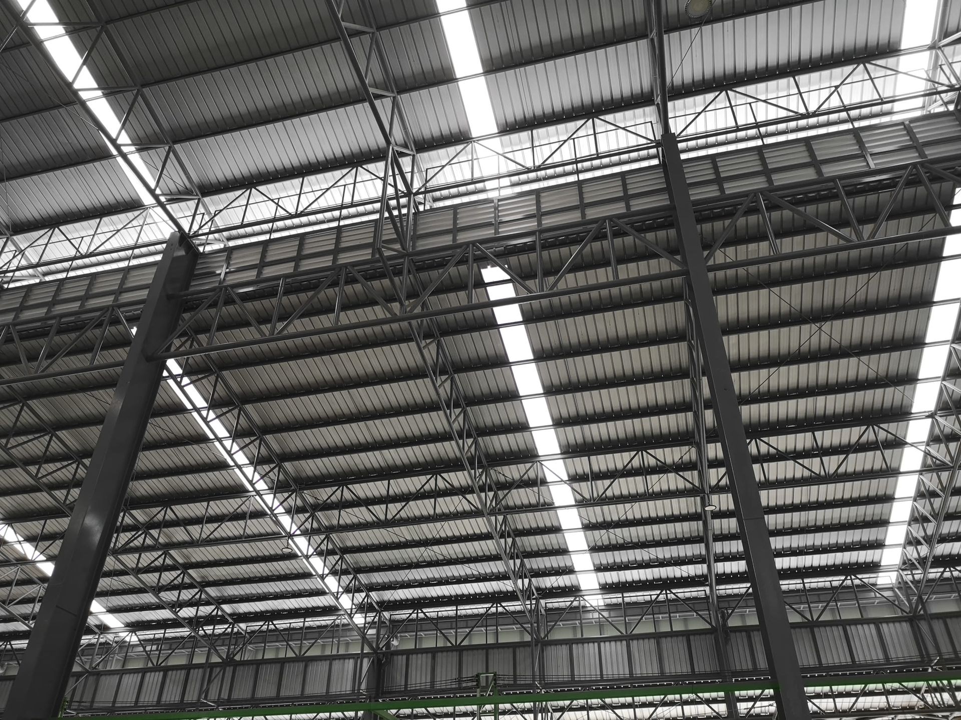 The ceiling of a large warehouse with a lot of lights on it.