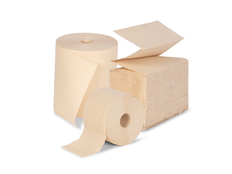 Drie rollen toiletpapier liggen op elkaar gestapeld op een witte achtergrond