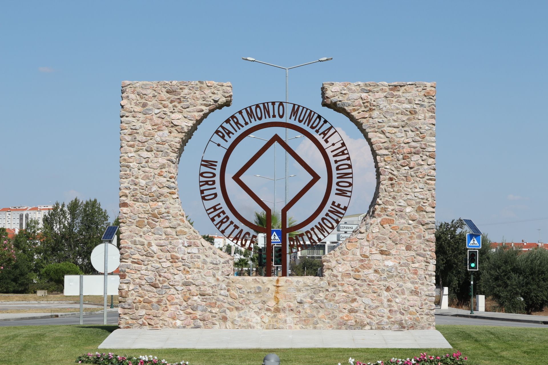 https://commons.wikimedia.org/wiki/File:Elvas_%28Alc%C3%A1%C3%A7ova%29_-_Igreja_do_Salvador_em_cima_da_vila_edited.jpg