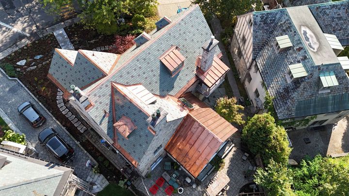 Un modèle de maison avec un toit en construction
