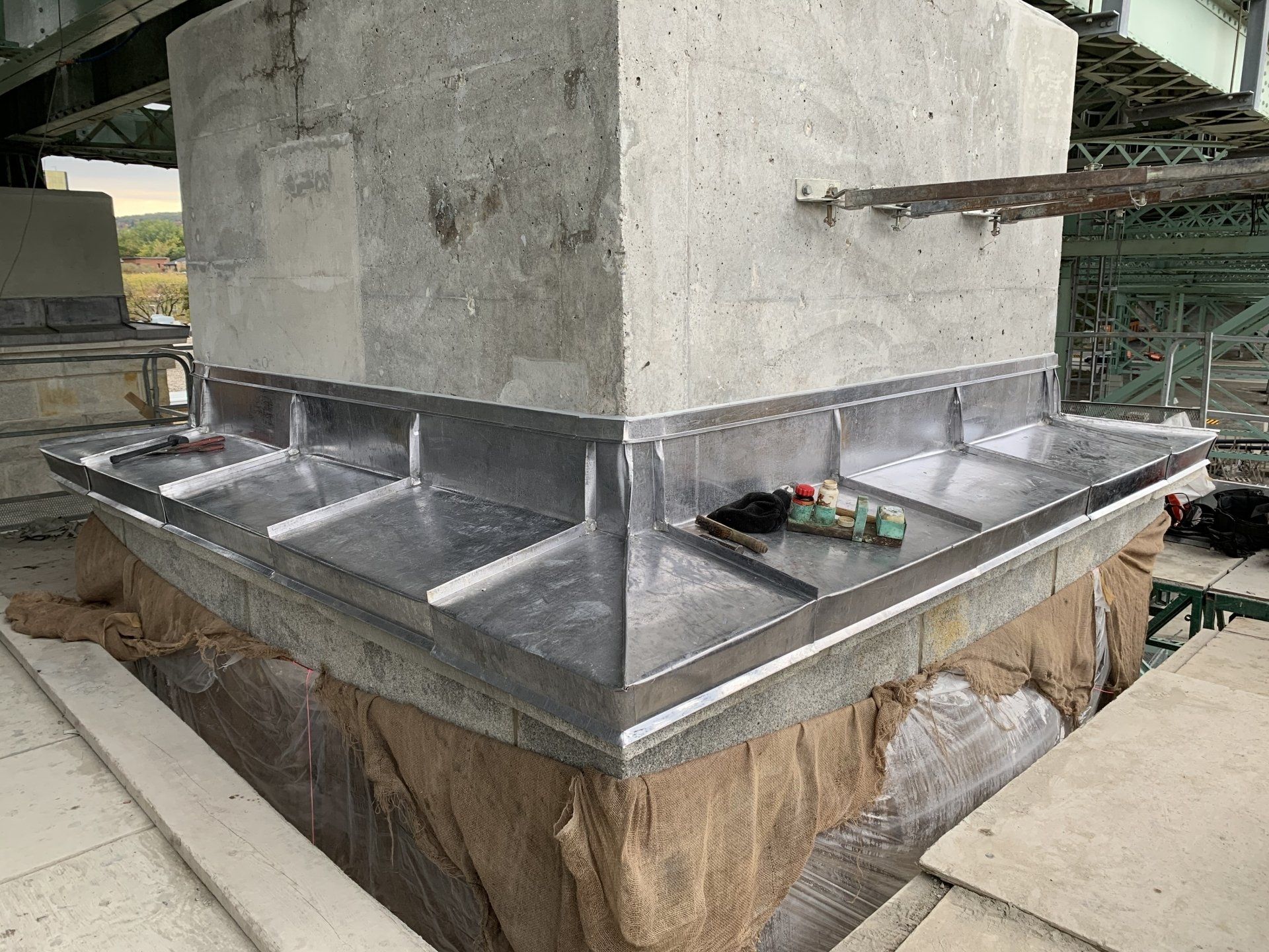 Un gros bloc de béton repose sur une plate-forme métallique.