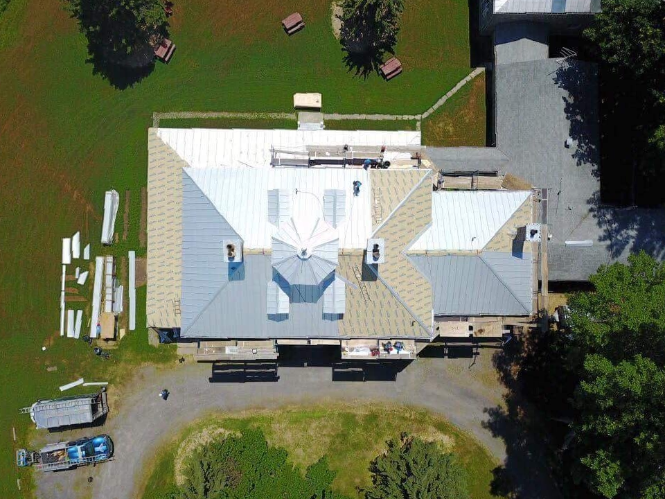 Une vue aérienne d'une maison avec un toit blanc