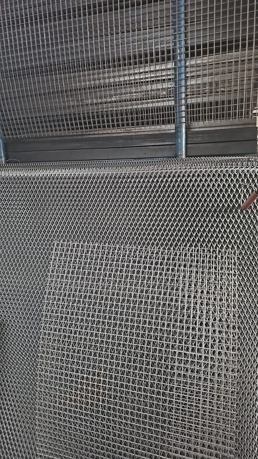 Un primer plano de una valla de malla de alambre de metal.