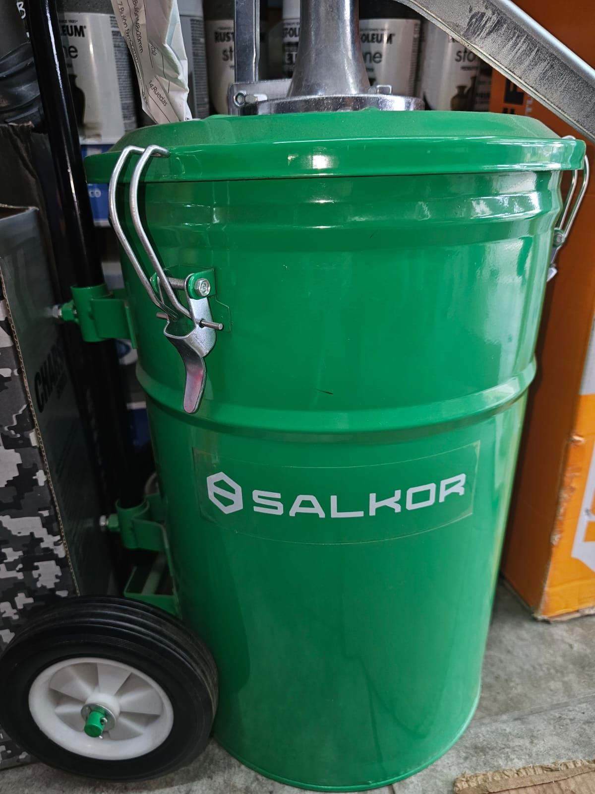 Un barril verde con la palabra salkor en él