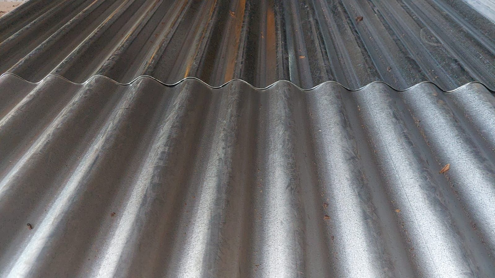 Un primer plano de un techo de metal corrugado.