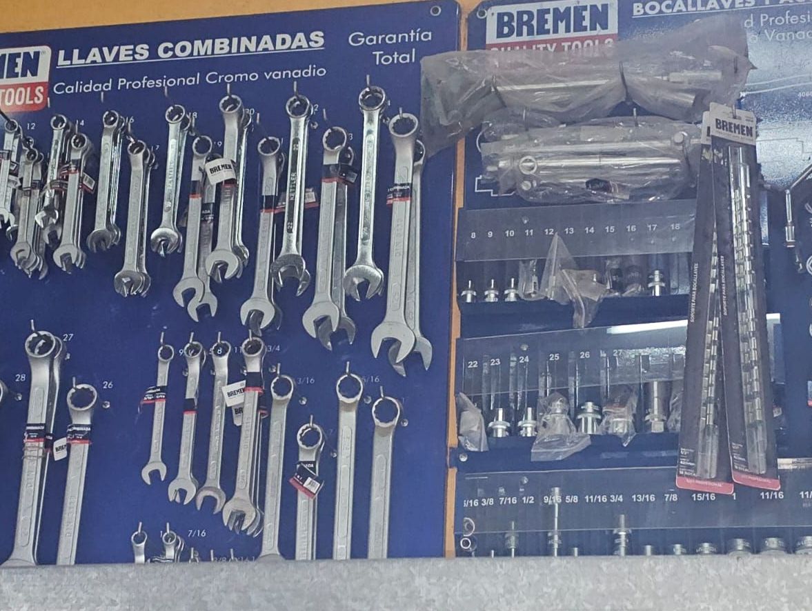Un montón de llaves inglesas colgadas en una pared con un cartel que dice Bremen.