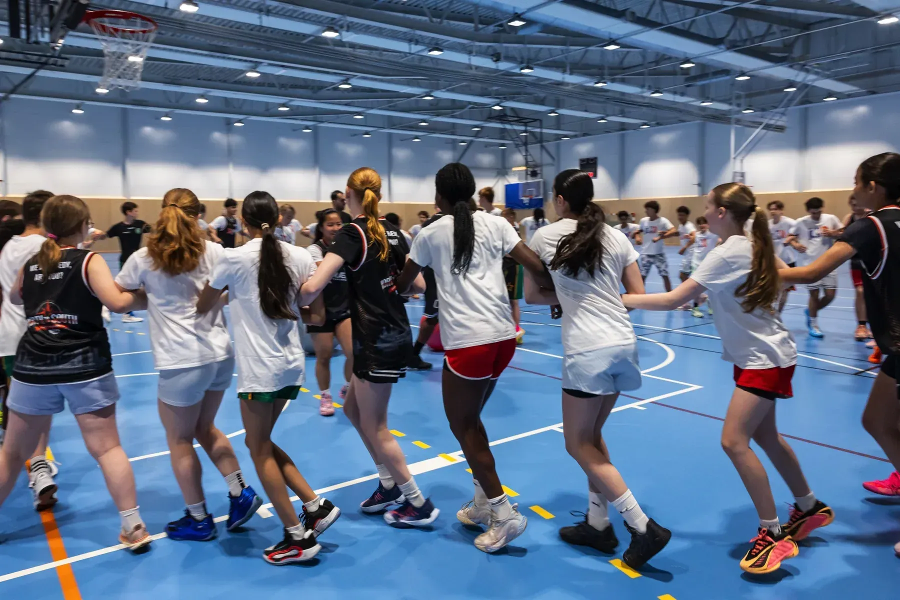 Deltagare samlade på basketplanen på RÆDY-läger