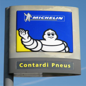 Un cartello che dice Michelin su di esso