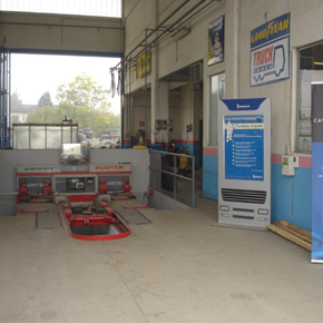 Un cartello Goodyear è appeso al muro di un garage