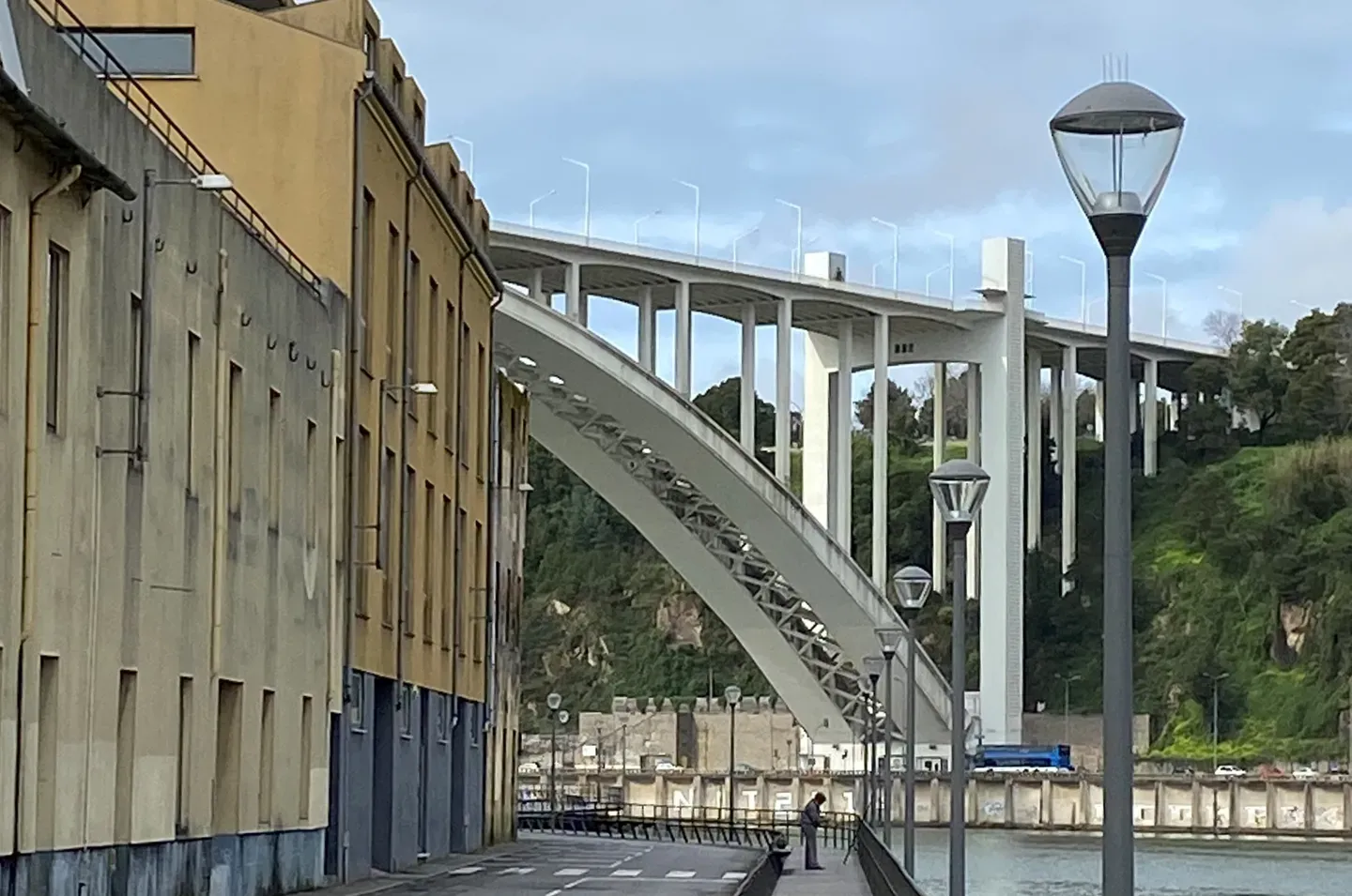Uma ponte sobre um corpo de água entre dois edifícios
