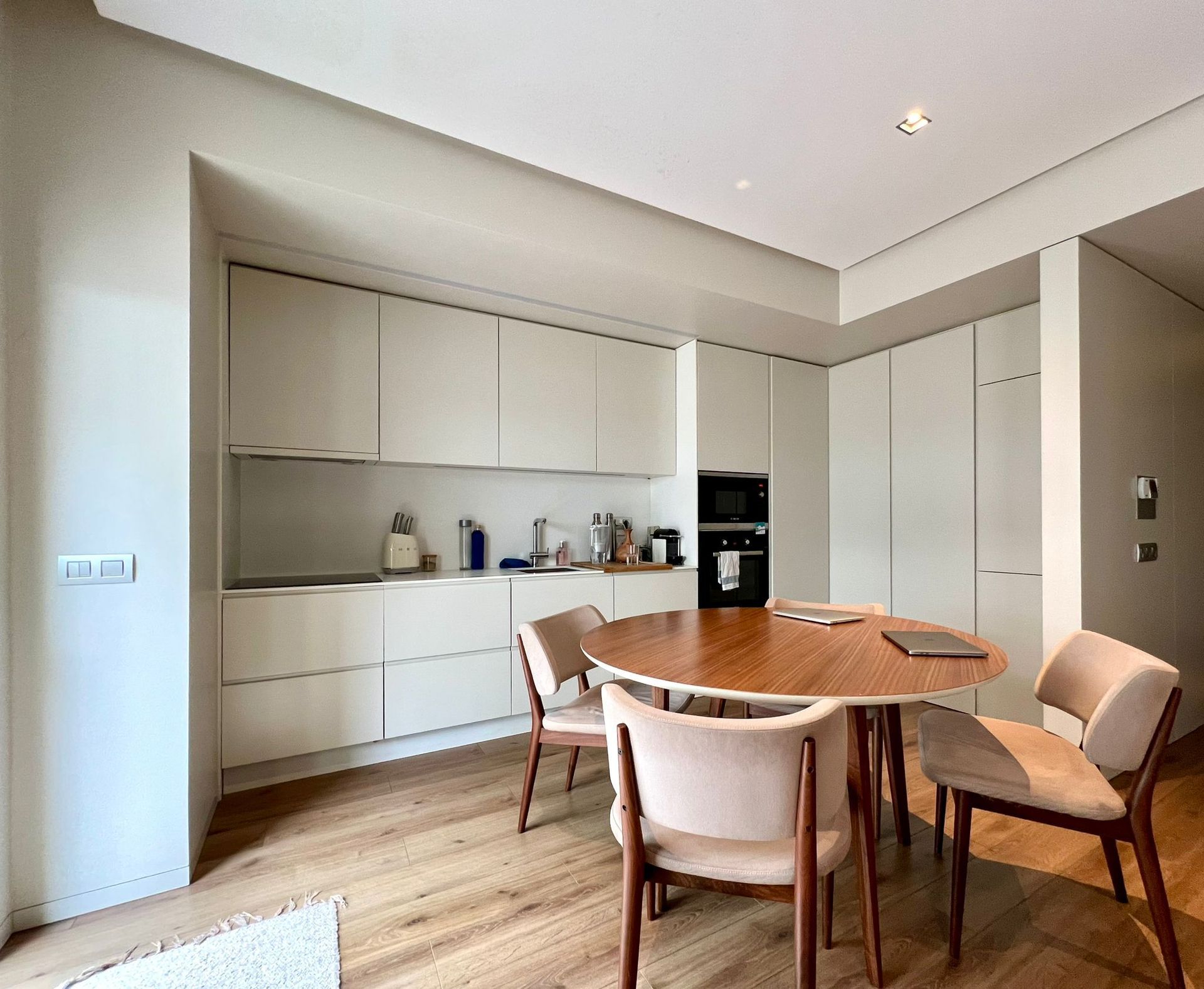 Uma cozinha com uma mesa e cadeiras