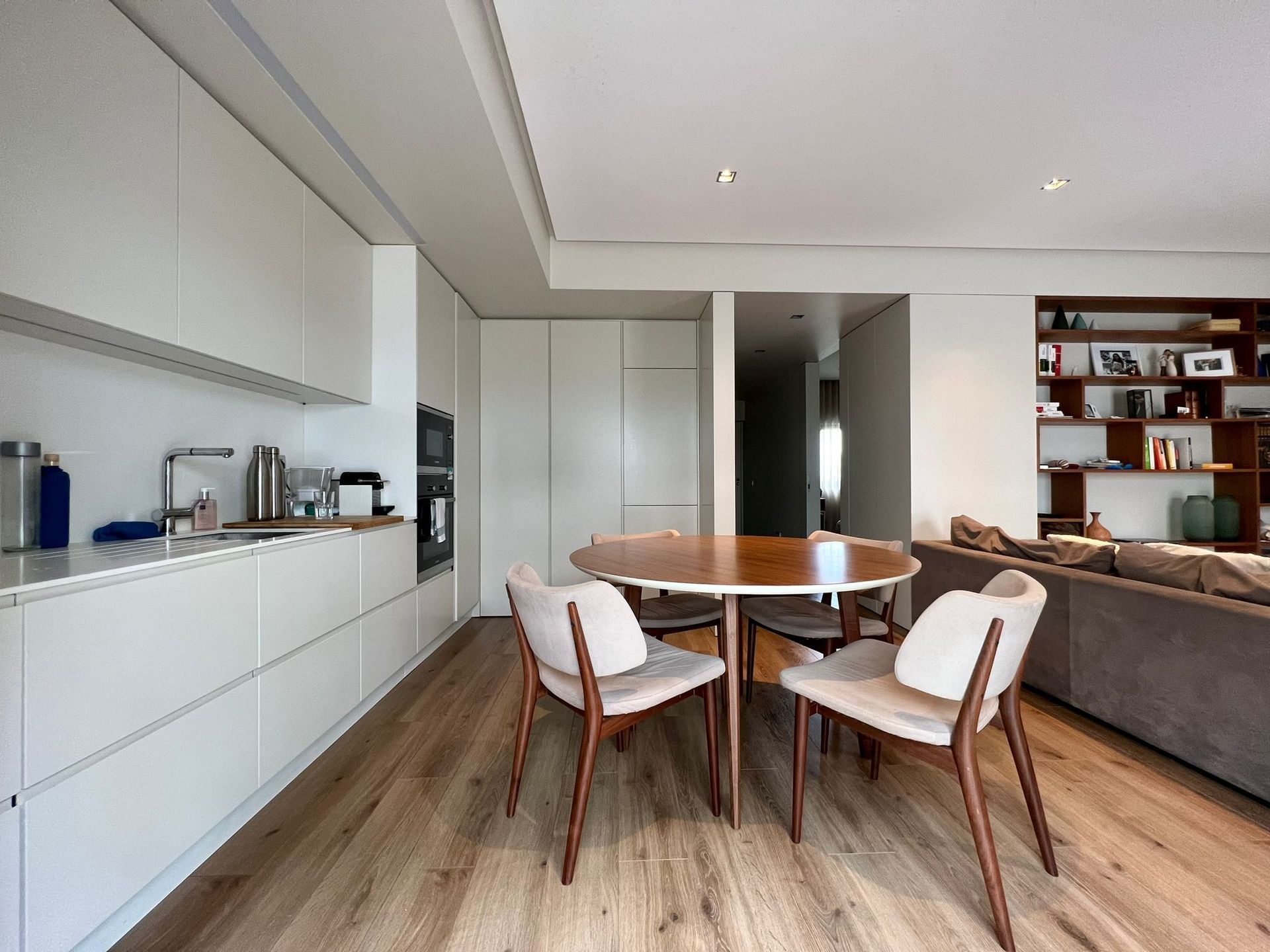 Uma cozinha com uma mesa e cadeiras