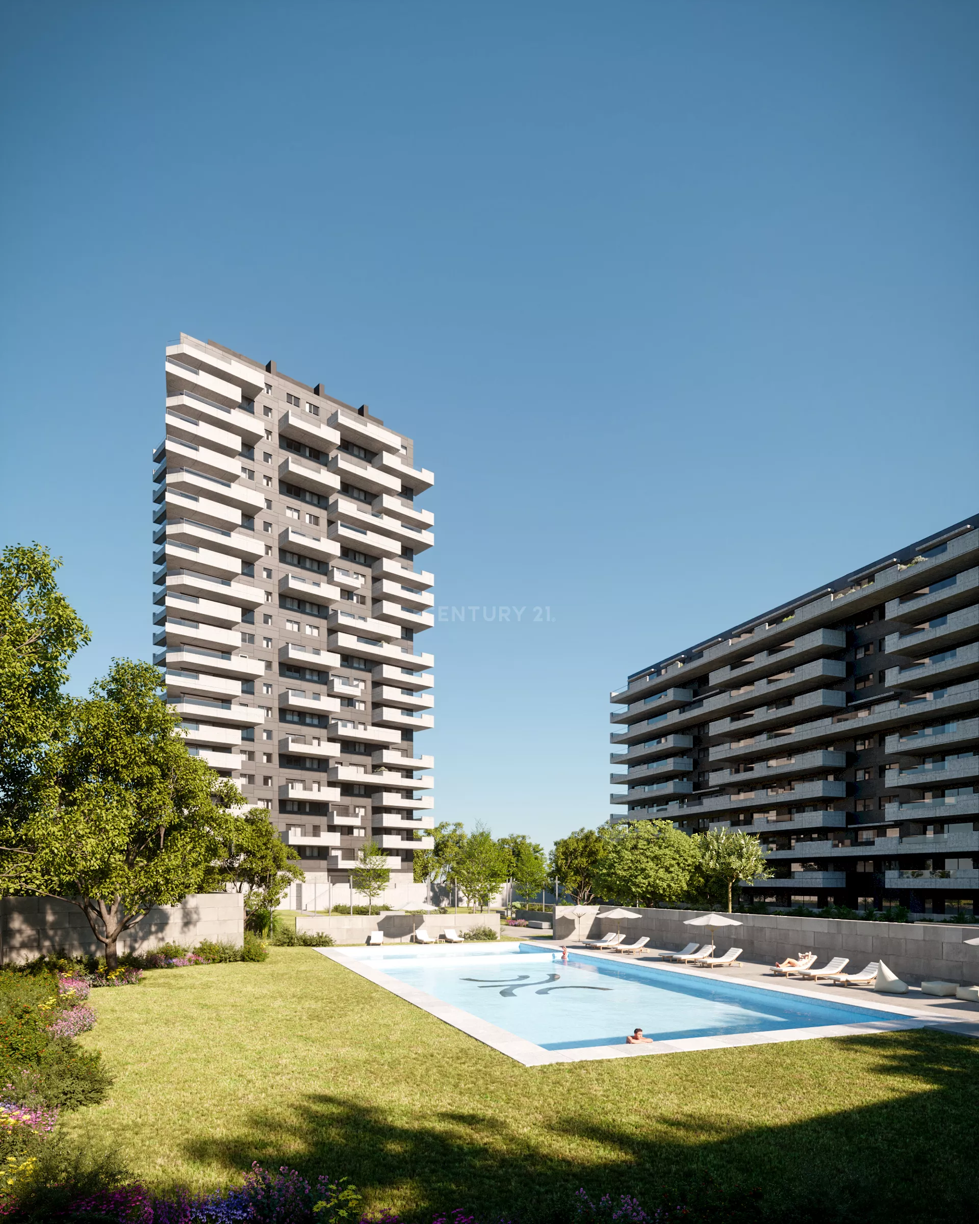 Um grande edifício com uma piscina na frente