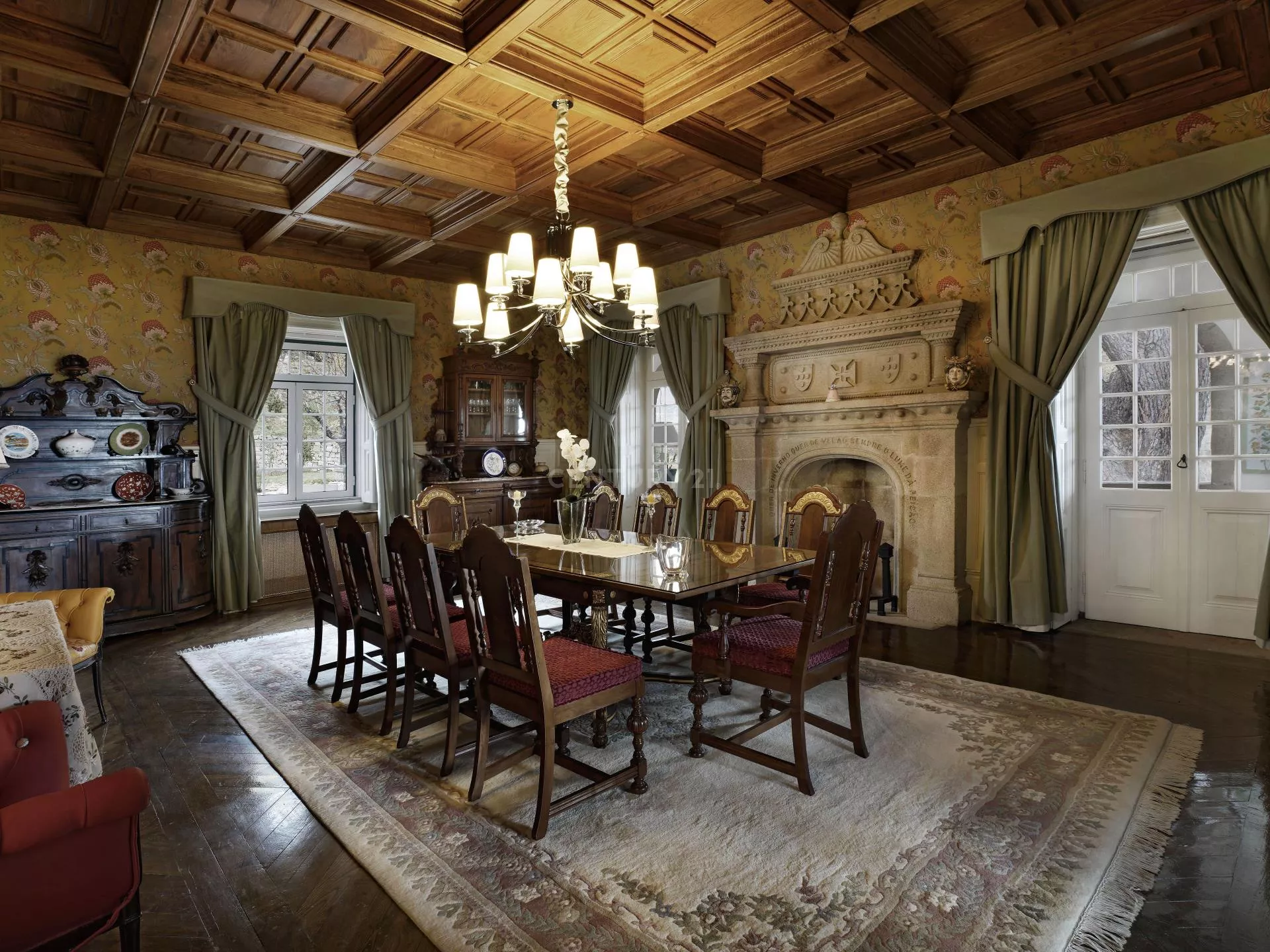 Uma grande sala de jantar com mesa, cadeiras e lareira.