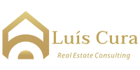 O logotipo da luis cura consultoria imobiliária tem uma casa.