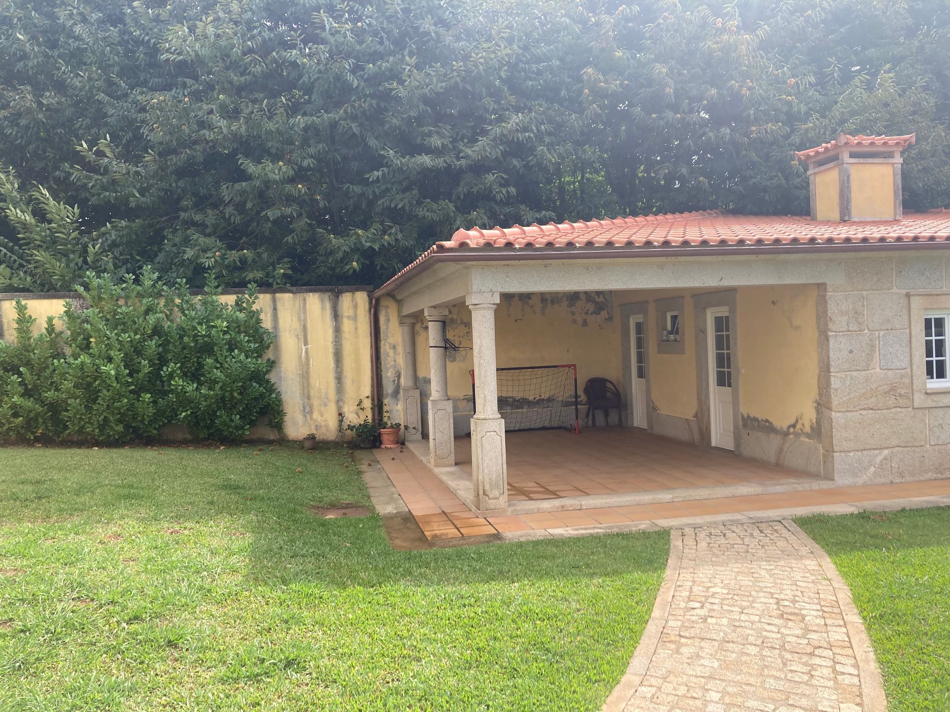 Uma casa com uma varanda e uma passarela que leva até ela