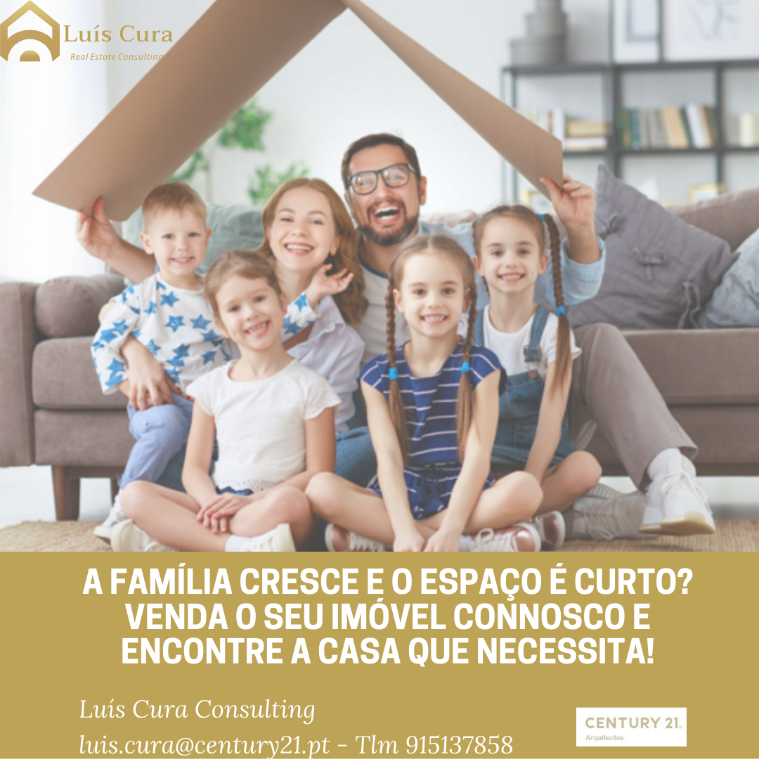 Uma família está sentada no chão sob uma casa de papelão