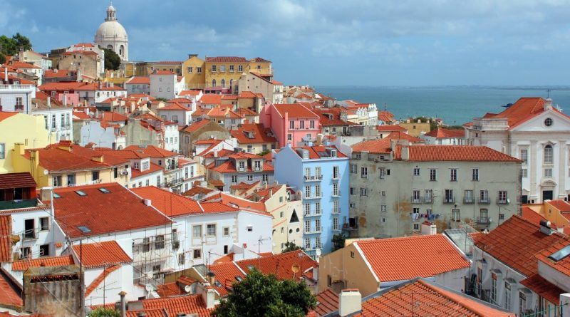 Uma cidade com muitos prédios e telhados vermelhos