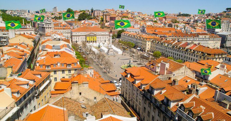 Uma vista aérea de uma cidade com muitos prédios e bandeiras