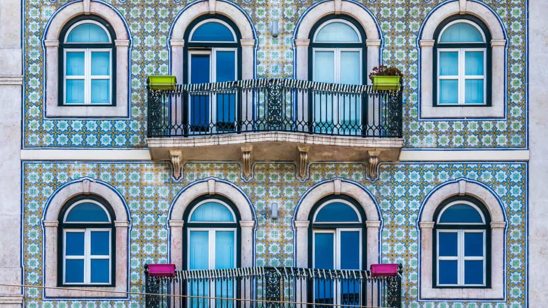 Um prédio com muitas janelas e sacadas.