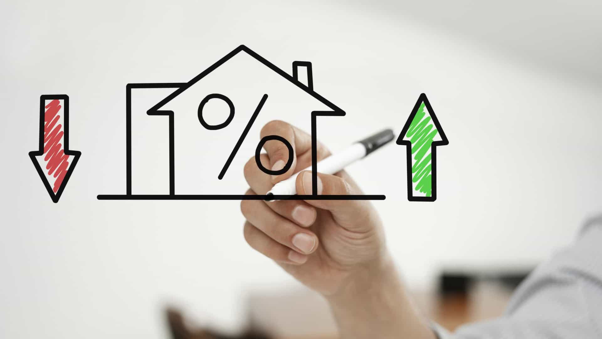Uma pessoa está desenhando um gráfico de uma casa com setas apontando para cima e para baixo.