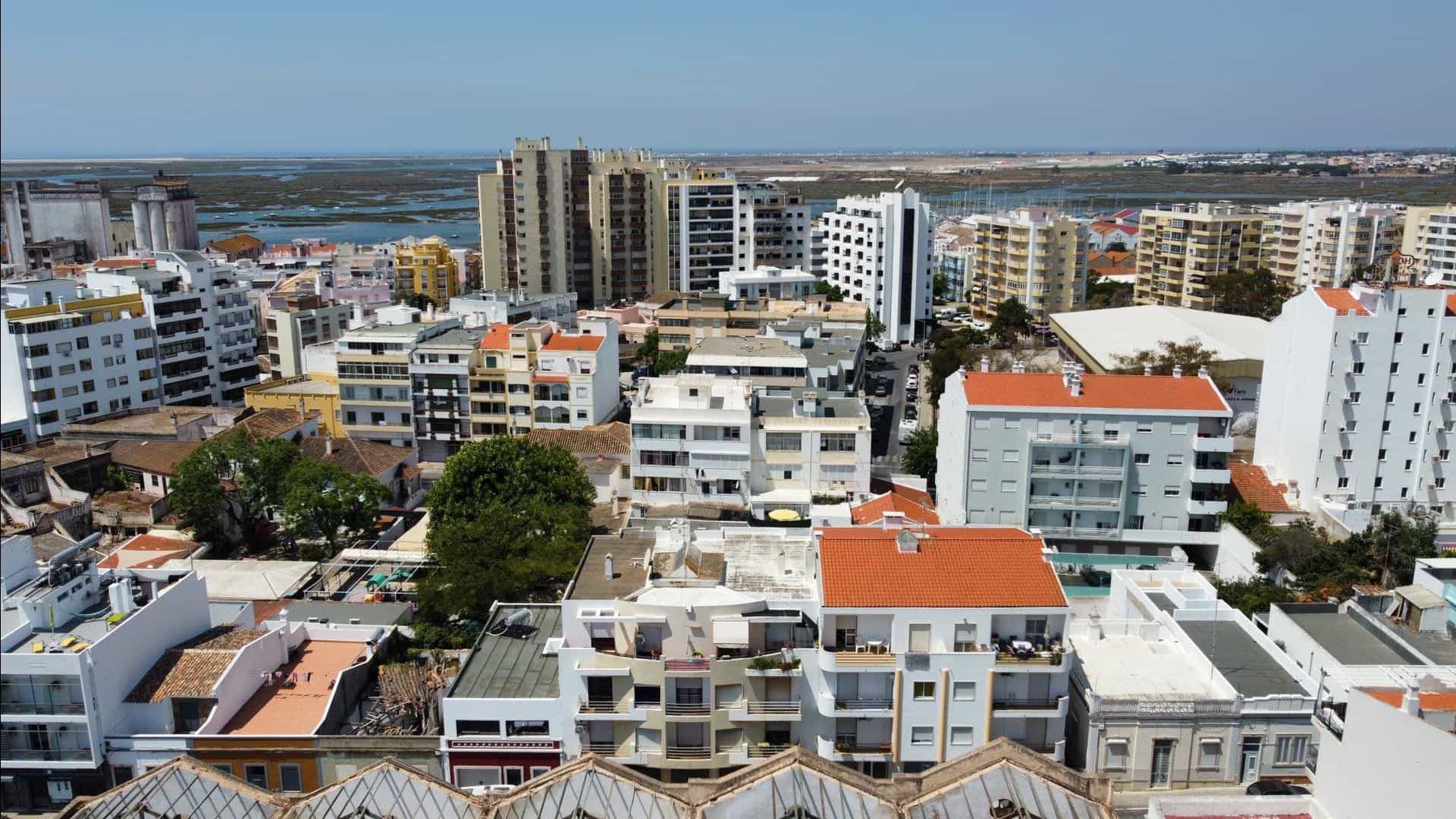Uma vista aérea de uma cidade com muitos edifícios e árvores.